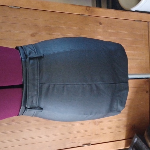 FOREVER 21 FAUX LEATHER MINI SKIRT - Picture 4 of 7